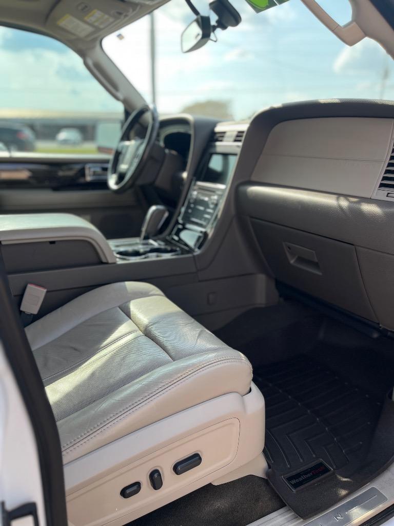 2016 Lincoln Navigator Select - Photo 11